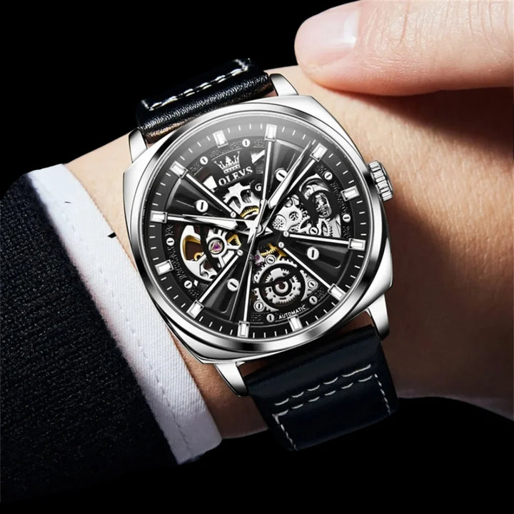 La pulsera del Vértice Plata está cuidadosamente diseñada con materiales premium, combinando la elegancia del cuero legítimo. Proporciona una comodidad incomparable y una sensación única de estar usando un reloj casi imperceptible en la muñeca.